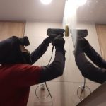 puliendo espejo baño